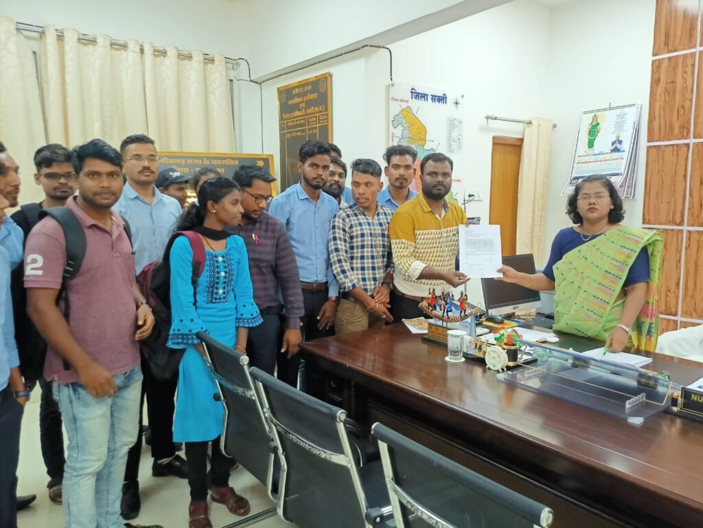 काउंसलिंग होते ही विरोध शुरू-- <em>सहायक शिक्षक की काउंसलिंग को रोकने कलेक्टर को सौपा ज्ञापन, काउंसलिंग से B.Ed के अभ्यर्थियों को किया जा रहा बाहर, अभ्यर्थियों में भारी आक्रोश,मुख्यमंत्री एवं राज्यपाल को भी भेजा ज्ञापन</em>,अभ्यर्थियों ने कहा-- शासन कर रहा अन्याय kshititech