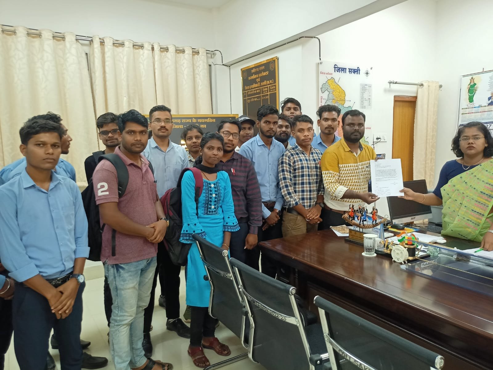 काउंसलिंग होते ही विरोध शुरू-- <em>सहायक शिक्षक की काउंसलिंग को रोकने कलेक्टर को सौपा ज्ञापन, काउंसलिंग से B.Ed के अभ्यर्थियों को किया जा रहा बाहर, अभ्यर्थियों में भारी आक्रोश,मुख्यमंत्री एवं राज्यपाल को भी भेजा ज्ञापन</em>,अभ्यर्थियों ने कहा-- शासन कर रहा अन्याय kshititech