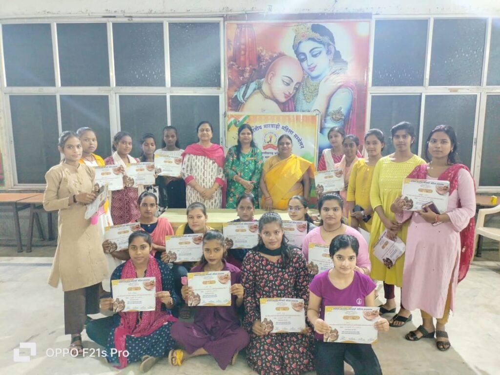 <em>स्वरोजगार की दिशा में रचनात्मक कार्य……रायगढ़ की अखिल भारतीय मारवाड़ी महिला सम्मेलन ने बालिकाओं को दिया निशुल्क मेहंदी का प्रशिक्षण, अध्यक्ष वंदना रतेरिया ने कहा-शाखा सदैव रचनात्मक कार्यों में देती है योगदान, आगामी दिनों में केक बनाने का भी दिया जाएगा प्रशिक्षण</em> kshititech