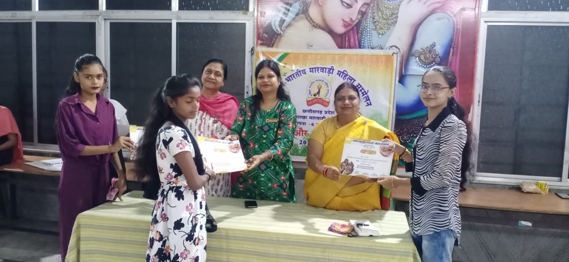 <em>स्वरोजगार की दिशा में रचनात्मक कार्य……रायगढ़ की अखिल भारतीय मारवाड़ी महिला सम्मेलन ने बालिकाओं को दिया निशुल्क मेहंदी का प्रशिक्षण, अध्यक्ष वंदना रतेरिया ने कहा-शाखा सदैव रचनात्मक कार्यों में देती है योगदान, आगामी दिनों में केक बनाने का भी दिया जाएगा प्रशिक्षण</em> kshititech