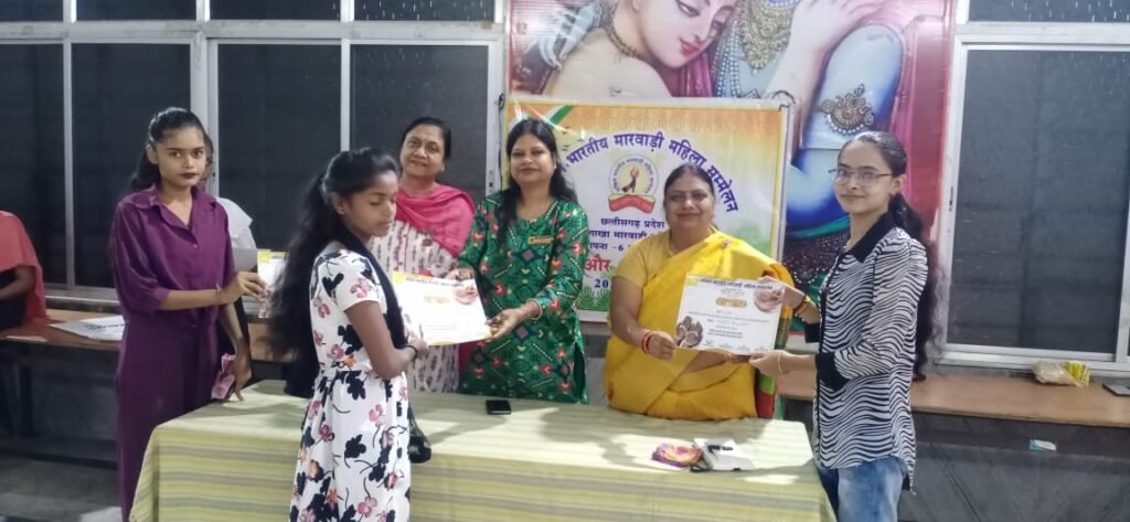 <em>स्वरोजगार की दिशा में रचनात्मक कार्य……रायगढ़ की अखिल भारतीय मारवाड़ी महिला सम्मेलन ने बालिकाओं को दिया निशुल्क मेहंदी का प्रशिक्षण, अध्यक्ष वंदना रतेरिया ने कहा-शाखा सदैव रचनात्मक कार्यों में देती है योगदान, आगामी दिनों में केक बनाने का भी दिया जाएगा प्रशिक्षण</em> kshititech