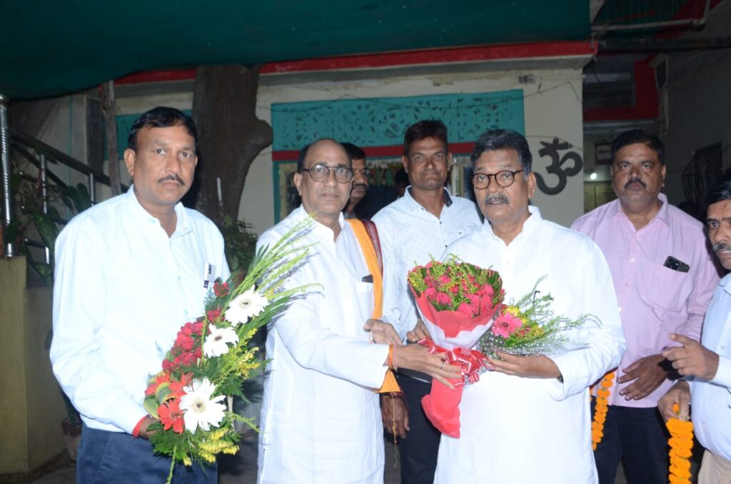 <em>घनश्याम पांडेय ने की विधानसभा अध्यक्ष महंत से मुलाकात,प्रदेश सचिव का दायित्व मिलने पर किया आभार, कांग्रेस नेता मनोज जायसवाल एवं पियूष राय भी रहे मौजूद, मनोज जायसवाल ने कहा--पूरे प्रदेश में भूपेश बघेल सरकार के कार्यों से जनता है खुश</em> <em>घनश्याम पांडेय ने की विधानसभा अध्यक्ष महंत से मुलाकात,प्रदेश सचिव का दायित्व मिलने पर किया आभार, कांग्रेस नेता मनोज जायसवाल एवं पियूष राय भी रहे मौजूद, मनोज जायसवाल ने कहा--पूरे प्रदेश में भूपेश बघेल सरकार के कार्यों से जनता है खुश</em> kshititech