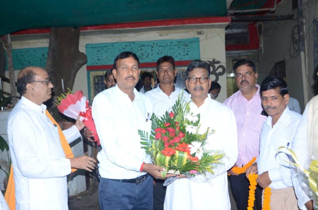 <em>घनश्याम पांडेय ने की विधानसभा अध्यक्ष महंत से मुलाकात,प्रदेश सचिव का दायित्व मिलने पर किया आभार, कांग्रेस नेता मनोज जायसवाल एवं पियूष राय भी रहे मौजूद, मनोज जायसवाल ने कहा--पूरे प्रदेश में भूपेश बघेल सरकार के कार्यों से जनता है खुश</em> <em>घनश्याम पांडेय ने की विधानसभा अध्यक्ष महंत से मुलाकात,प्रदेश सचिव का दायित्व मिलने पर किया आभार, कांग्रेस नेता मनोज जायसवाल एवं पियूष राय भी रहे मौजूद, मनोज जायसवाल ने कहा--पूरे प्रदेश में भूपेश बघेल सरकार के कार्यों से जनता है खुश</em> kshititech