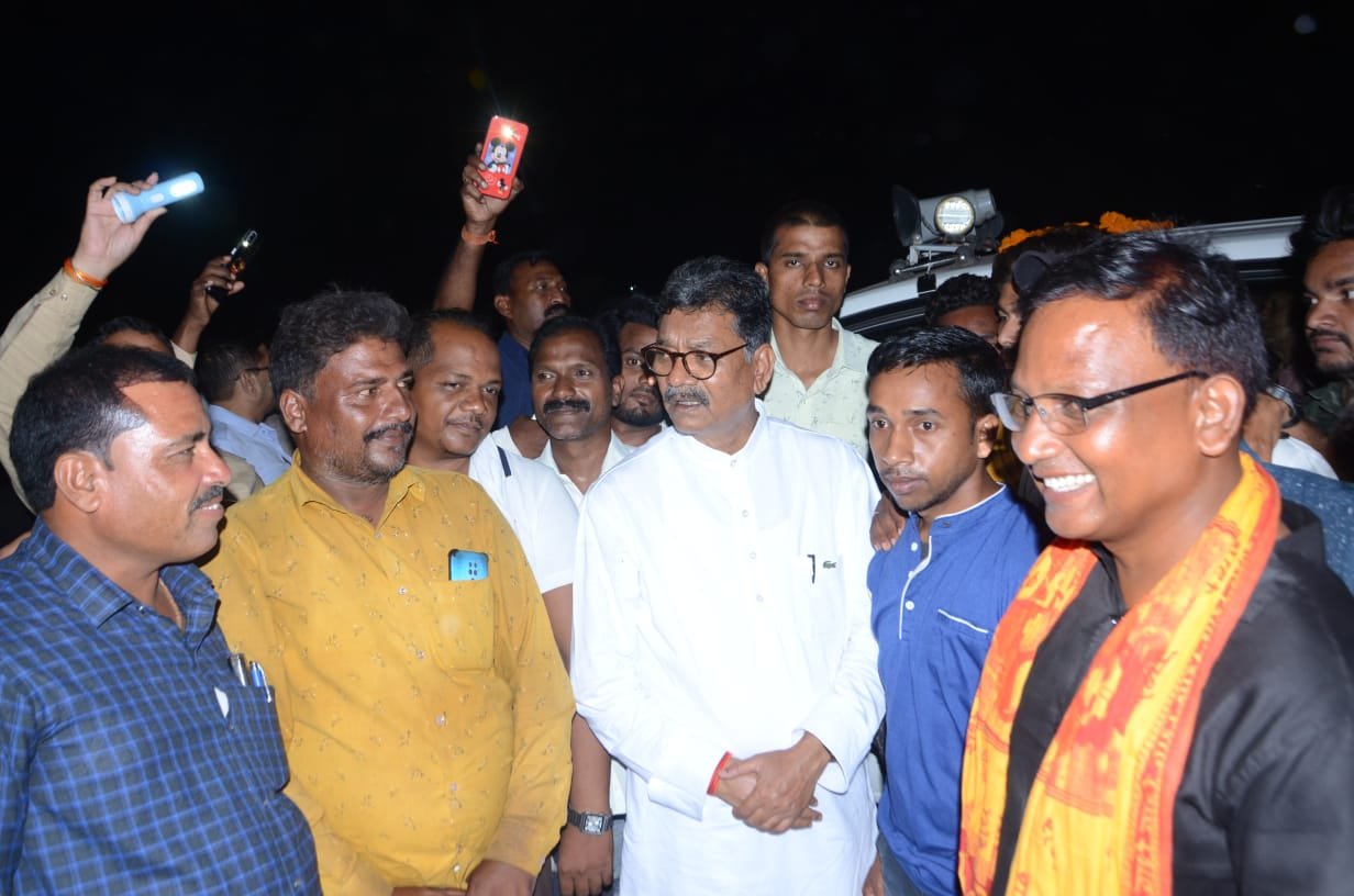 सर्व समाजों में महंत की स्वीकार्यता-- <em>विधानसभा अध्यक्ष महंत के साथ खड़ा नजर आया राठौर समाज, समाज के मुखिया अनिल राठौर ने कहा- हम हैं आपके साथ, विभिन्न समाज प्रमुख एवं जनप्रतिनिधियों ने महंत को कहा-आपके नेतृत्व में शक्ति बना है जिला, हम सभी आपके साथ हैं</em>, 5 साल के कार्यकाल में जन-जन में अपनी अमिट छाप बनाई है चरणदास ने सर्व समाजों में महंत की स्वीकार्यता-- <em>विधानसभा अध्यक्ष महंत के साथ खड़ा नजर आया राठौर समाज, समाज के मुखिया अनिल राठौर ने कहा- हम हैं आपके साथ, विभिन्न समाज प्रमुख एवं जनप्रतिनिधियों ने महंत को कहा-आपके नेतृत्व में शक्ति बना है जिला, हम सभी आपके साथ हैं</em>, 5 साल के कार्यकाल में जन-जन में अपनी अमिट छाप बनाई है चरणदास ने kshititech