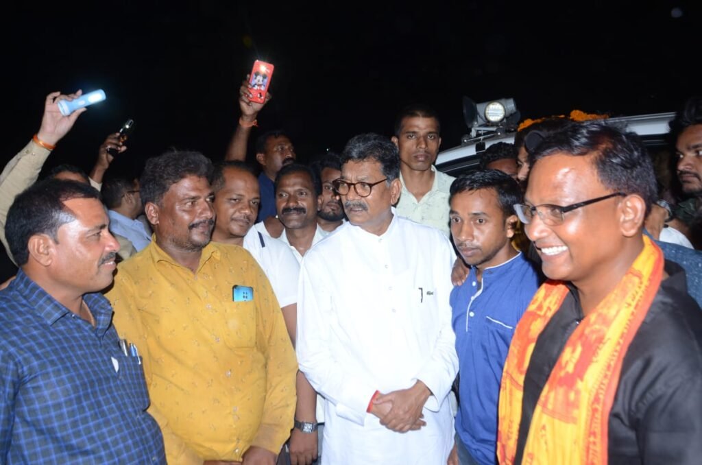 सर्व समाजों में महंत की स्वीकार्यता-- <em>विधानसभा अध्यक्ष महंत के साथ खड़ा नजर आया राठौर समाज, समाज के मुखिया अनिल राठौर ने कहा- हम हैं आपके साथ, विभिन्न समाज प्रमुख एवं जनप्रतिनिधियों ने महंत को कहा-आपके नेतृत्व में शक्ति बना है जिला, हम सभी आपके साथ हैं</em>, 5 साल के कार्यकाल में जन-जन में अपनी अमिट छाप बनाई है चरणदास ने सर्व समाजों में महंत की स्वीकार्यता-- <em>विधानसभा अध्यक्ष महंत के साथ खड़ा नजर आया राठौर समाज, समाज के मुखिया अनिल राठौर ने कहा- हम हैं आपके साथ, विभिन्न समाज प्रमुख एवं जनप्रतिनिधियों ने महंत को कहा-आपके नेतृत्व में शक्ति बना है जिला, हम सभी आपके साथ हैं</em>, 5 साल के कार्यकाल में जन-जन में अपनी अमिट छाप बनाई है चरणदास ने kshititech