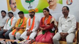 <em>भाजपा की मीडिया पॉलिटिक्स-- </em>नेताओं ने किया पत्रकारों के साथ भोजन,<em>असम के विधायक रूप ज्योति कुर्मी ने कहा शक्ति के विधायक महंत बड़े नेता नहीं,वे तो हैं छोटे नेता, शक्ति आते हैं तो मिलते हैं केवल चार-पांच लोगों से,कुर्मी ने कहा- राज्य की कांग्रेस सरकार अपने वायदे के अनुरूप नहीं कर पाई काम, शक्ति में निकली BjYM की बाइक रैली, किया गया बड़ा शक्ति प्रदर्शन</em> <em>भाजपा की मीडिया पॉलिटिक्स-- </em>नेताओं ने किया पत्रकारों के साथ भोजन,<em>असम के विधायक रूप ज्योति कुर्मी ने कहा शक्ति के विधायक महंत बड़े नेता नहीं,वे तो हैं छोटे नेता, शक्ति आते हैं तो मिलते हैं केवल चार-पांच लोगों से,कुर्मी ने कहा- राज्य की कांग्रेस सरकार अपने वायदे के अनुरूप नहीं कर पाई काम, शक्ति में निकली BjYM की बाइक रैली, किया गया बड़ा शक्ति प्रदर्शन</em> kshititech