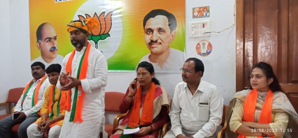 <em>भाजपा की मीडिया पॉलिटिक्स-- </em>नेताओं ने किया पत्रकारों के साथ भोजन,<em>असम के विधायक रूप ज्योति कुर्मी ने कहा शक्ति के विधायक महंत बड़े नेता नहीं,वे तो हैं छोटे नेता, शक्ति आते हैं तो मिलते हैं केवल चार-पांच लोगों से,कुर्मी ने कहा- राज्य की कांग्रेस सरकार अपने वायदे के अनुरूप नहीं कर पाई काम, शक्ति में निकली BjYM की बाइक रैली, किया गया बड़ा शक्ति प्रदर्शन</em> <em>भाजपा की मीडिया पॉलिटिक्स-- </em>नेताओं ने किया पत्रकारों के साथ भोजन,<em>असम के विधायक रूप ज्योति कुर्मी ने कहा शक्ति के विधायक महंत बड़े नेता नहीं,वे तो हैं छोटे नेता, शक्ति आते हैं तो मिलते हैं केवल चार-पांच लोगों से,कुर्मी ने कहा- राज्य की कांग्रेस सरकार अपने वायदे के अनुरूप नहीं कर पाई काम, शक्ति में निकली BjYM की बाइक रैली, किया गया बड़ा शक्ति प्रदर्शन</em> kshititech