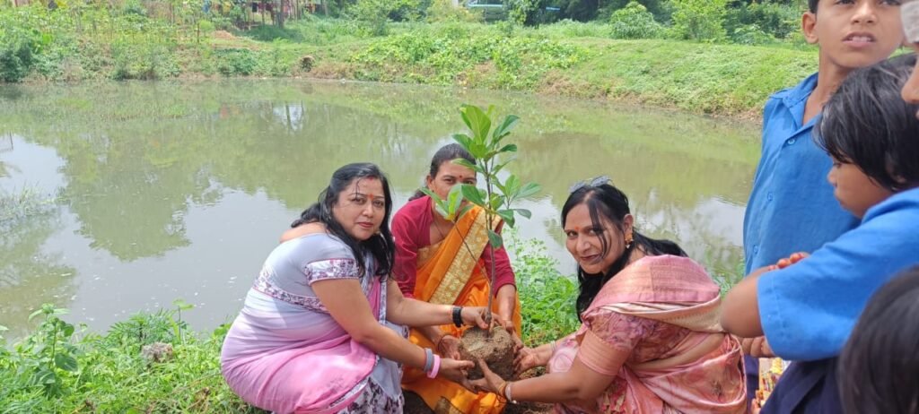 अवतरण दिवस पर रचनात्मक कार्य-- <em>लक्ष्मी ने किया जन्मदिन पर परम शांति धाम स्वामी परमानंद संस्कृत विद्यालय पेंड्रा रोड गोरखपुर में वृक्षारोपण, लोगों को दिया वृक्षारोपण का संदेश, लक्ष्मी ने कहा- पर्यावरण संरक्षण में हम सभी संवेदनशीलता के साथ दे योगदान</em> kshititech