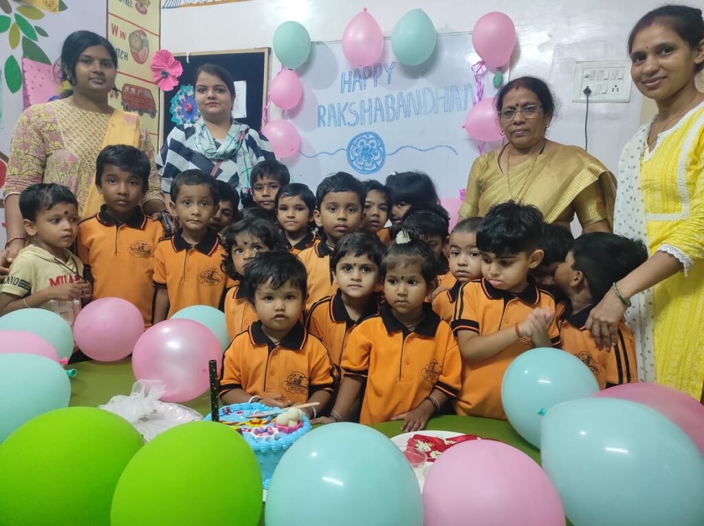 बच्चों ने मनाया रक्षाबंधन का पर्व-- <em>जांजगीर के लिटिल लेजेंड्स किड्स स्कूल में हुआ रक्षाबंधन सेलिब्रेशन, शिक्षा अधिकारी श्रीमती ऋषि कांता राठौर रही मौजूद, विद्यालय की नन्ही बहनों ने प्यारे भैयाओं के हाथों में बांधी राखियां, विद्यालय के डायरेक्टर सुनील सिंघानिया ने कहा रक्षाबंधन के पवित्र पर्व की सभी को बधाई</em> kshititech