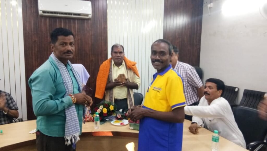 <em>गणेश की रिटायरमेंट सेरेमनी-- दशको तब सेवाएं देने के बाद गणेश हुए नगर पालिका शक्ति से सेवानिवृत्त,प्रदेश की विभिन्न निकायों में मुख्य नगर पालिका अधिकारी का भी दायित्व संभाल चुके हैं गणेश, नगर पालिका ने किया विदाई समारोह का आयोजन</em>, गणेश ने कहा पालिका के मेरे सहयोगियों एवं शहर वासियों का स्नेह सदैव रखूंगा याद kshititech