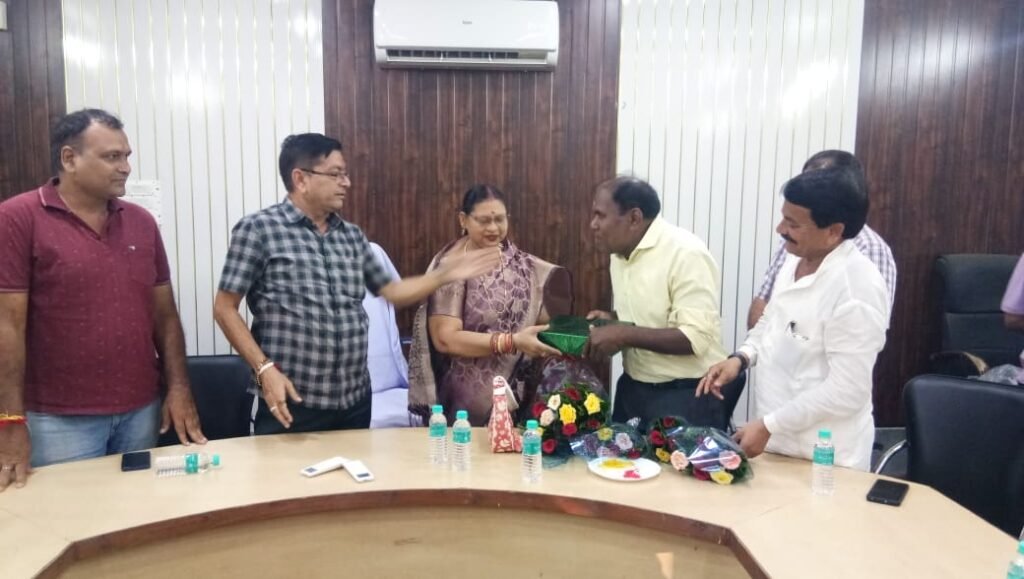 <em>गणेश की रिटायरमेंट सेरेमनी-- दशको तब सेवाएं देने के बाद गणेश हुए नगर पालिका शक्ति से सेवानिवृत्त,प्रदेश की विभिन्न निकायों में मुख्य नगर पालिका अधिकारी का भी दायित्व संभाल चुके हैं गणेश, नगर पालिका ने किया विदाई समारोह का आयोजन</em>, गणेश ने कहा पालिका के मेरे सहयोगियों एवं शहर वासियों का स्नेह सदैव रखूंगा याद kshititech