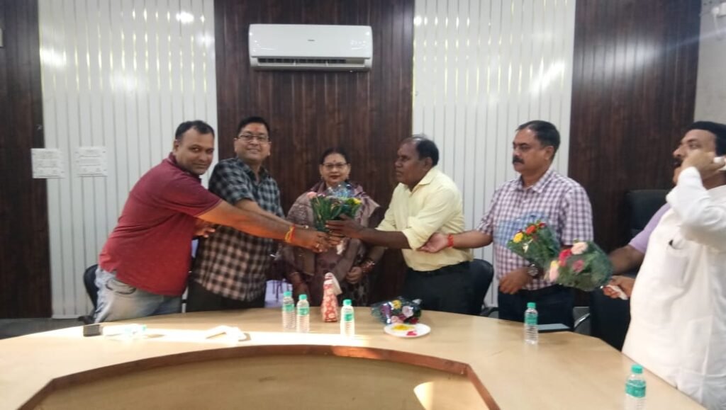 <em>गणेश की रिटायरमेंट सेरेमनी-- दशको तब सेवाएं देने के बाद गणेश हुए नगर पालिका शक्ति से सेवानिवृत्त,प्रदेश की विभिन्न निकायों में मुख्य नगर पालिका अधिकारी का भी दायित्व संभाल चुके हैं गणेश, नगर पालिका ने किया विदाई समारोह का आयोजन</em>, गणेश ने कहा पालिका के मेरे सहयोगियों एवं शहर वासियों का स्नेह सदैव रखूंगा याद kshititech