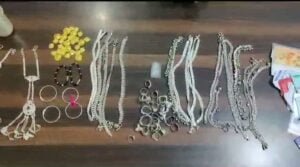 <em>डभरा पुलिस की बड़ी सफलता-- तीन स्थानों पर सोने,चांदी के जेवरात एवं नकदी रकम चुराने वाले चोरों को पुलिस ने किया गिरफ्तार,लाखों का माल बरामद, नव पदस्थ टीआई नरेंद्र यादव की सक्रियता से अपराधों के मामले में हो रही त्वरित कार्रवाई</em> kshititech