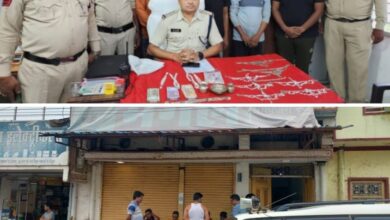 <em>केडिया निवास बाराद्वार की चोरी में हुए नए-नए खुलासे, चोर गिरफ्तार,बाराद्वार का ही निकला शातिर चोर राजू खूंटे, शक्ति में बेचा माल</em>,<em>माल</em> <em>के खरीददार एवं सोना गलाने वाले भी पुलिस की गिरफ्त में, आरोपी राजू ने स्वीकारा और भी चोरियों में अपनी संलिप्ता</em> kshititech