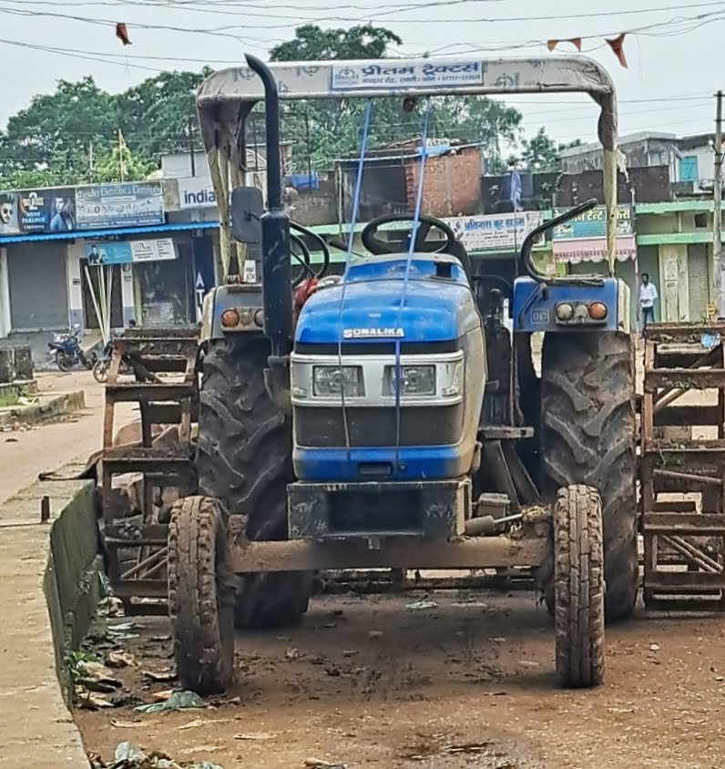 अड़भार शहर में <em>केन्चव्हील लगे ट्रैक्टरों के शहर की सड़कों पर चलने से सी सी सड़के हो रही खराब, प्रशासन ने करी चिंता व्यक्त</em>, लोहे के दबाव से सड़क समय पूर्व ही हो जाती है अनूपयोगी kshititech