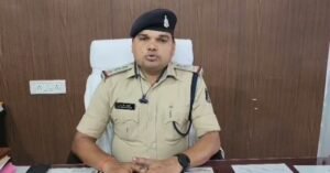 बाराद्वार की चोरी का चोर जम्मू में गिरफ्तार--<em>केडिया निवास में हुई चोरी में फिर से मिली पुलिस को बड़ी सफलता,जम्मू से गिरफ्तार हुआ चोरी का आरोपी विनोद,02 लाख रुपये हुए विनोद से बरामद, बाराद्वार पुलिस की सक्रियता से अपराधियों तक पहुंचे पुलिस के हाथ</em>, शहर वासियों ने किया पुलिस का आभार व्यक्त kshititech