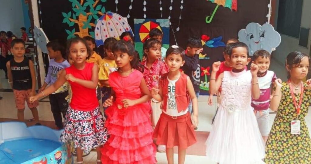 <em>संस्कार बना रहा बच्चों को संस्कारिक--शक्ति के संस्कार पब्लिक स्कूल में हर्षोल्लास के साथ हुआ स्वतंत्रता दिवस का कार्यक्रम, मुख्य अतिथि द्वारकानाथ स्वर्णकार एवं सचिव प्रकाश चंद्र अग्रवाल की मौजूदगी में बच्चों ने दी सुंदर प्रस्तुतियां, जिले का सीबीएसई माध्यम का सर्वश्रेष्ठ विद्यालय है संस्कार पब्लिक स्कूल</em> kshititech