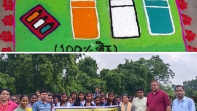 <em>किरारी के शासकीय उच्चतर माध्यमिक विद्यालय में मतदान जागरूकता को निकाली गई रैली, प्राचार्य के वी रमन के नेतृत्व में हुआ कार्यक्रम का आयोजन, विधायक प्रतिनिधि अमित राठौर ने हरी झंडी दिखाकर किया रैली को रवाना</em> kshititech