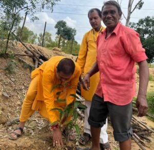 <em>वृक्ष लगाओ- पर्यावरण बचाओ-- गायत्री परिवार के प्रांतीय युवा प्रकोष्ठ ने वृक्ष गंगा अभियान के अंतर्गत शक्ति के जामचुवा में किया सघन वृक्षारोपण, विनय साहू के मार्गदर्शन में 105 फलदार वृक्ष लगाए गए</em>, गायत्री शक्तिपीठ का प्रांतीय युवा प्रकोष्ठ वर्ष भर निरंतर करता है विभिन्न कार्यक्रमों का आयोजन kshititech
