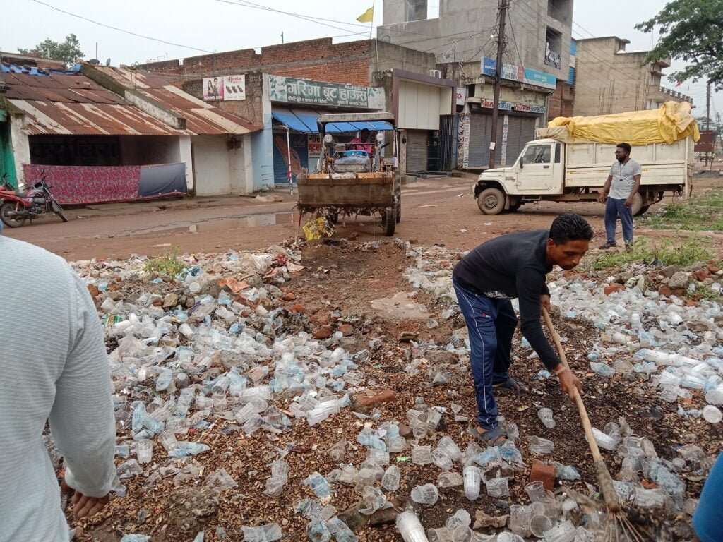 शहर के अंदर भट्टी-असामाजिक तत्वों का डेरा--<em>नगर पालिका ने शहर में चलाया विशेष स्वच्छता महाअभियान, 26 अगस्त को शराब भट्टी के सामने 20 ट्रिप डिस्पोजल एवं मलमा हटाया गया, पुलिस टीआई, आबकारी निरीक्षक एवं पत्रकार संगठनों के साथी भी रहे मौजूद, शराब भट्टी को शहर से बाहर करने उठी मांग</em>, छत्तीसगढ़ जनर्लिस्ट वेलफेयर यूनियन शक्ति जिला इकाई ने 25 अगस्त को करी थी उपरोक्त स्थल की सफाई कराने की मांग, मोहल्ले की महिलाओं ने सीएमओ से कहा- तत्काल हटवाये शराब दुकान kshititech