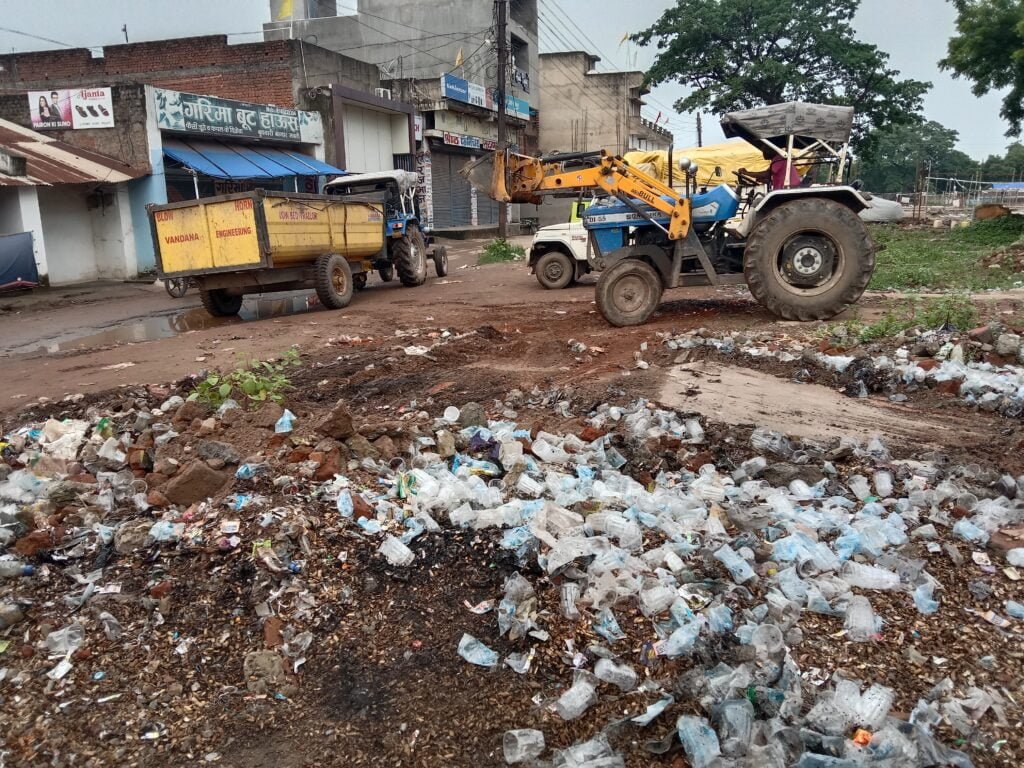 शहर के अंदर भट्टी-असामाजिक तत्वों का डेरा--<em>नगर पालिका ने शहर में चलाया विशेष स्वच्छता महाअभियान, 26 अगस्त को शराब भट्टी के सामने 20 ट्रिप डिस्पोजल एवं मलमा हटाया गया, पुलिस टीआई, आबकारी निरीक्षक एवं पत्रकार संगठनों के साथी भी रहे मौजूद, शराब भट्टी को शहर से बाहर करने उठी मांग</em>, छत्तीसगढ़ जनर्लिस्ट वेलफेयर यूनियन शक्ति जिला इकाई ने 25 अगस्त को करी थी उपरोक्त स्थल की सफाई कराने की मांग, मोहल्ले की महिलाओं ने सीएमओ से कहा- तत्काल हटवाये शराब दुकान kshititech