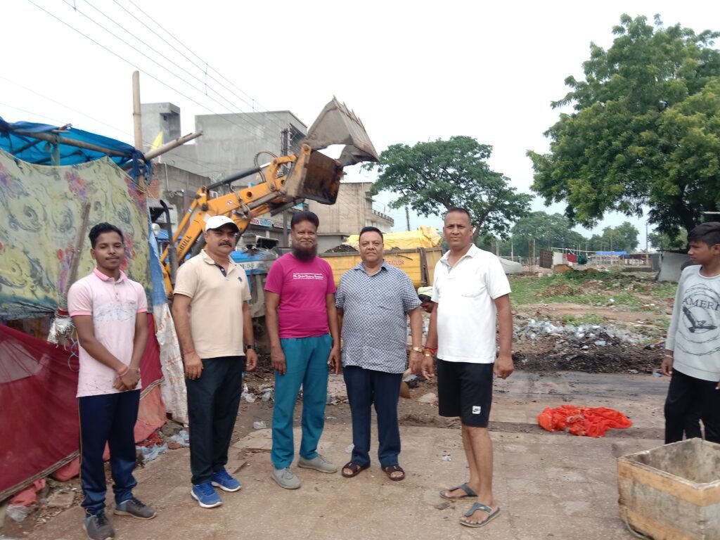 शहर के अंदर भट्टी-असामाजिक तत्वों का डेरा--<em>नगर पालिका ने शहर में चलाया विशेष स्वच्छता महाअभियान, 26 अगस्त को शराब भट्टी के सामने 20 ट्रिप डिस्पोजल एवं मलमा हटाया गया, पुलिस टीआई, आबकारी निरीक्षक एवं पत्रकार संगठनों के साथी भी रहे मौजूद, शराब भट्टी को शहर से बाहर करने उठी मांग</em>, छत्तीसगढ़ जनर्लिस्ट वेलफेयर यूनियन शक्ति जिला इकाई ने 25 अगस्त को करी थी उपरोक्त स्थल की सफाई कराने की मांग, मोहल्ले की महिलाओं ने सीएमओ से कहा- तत्काल हटवाये शराब दुकान kshititech