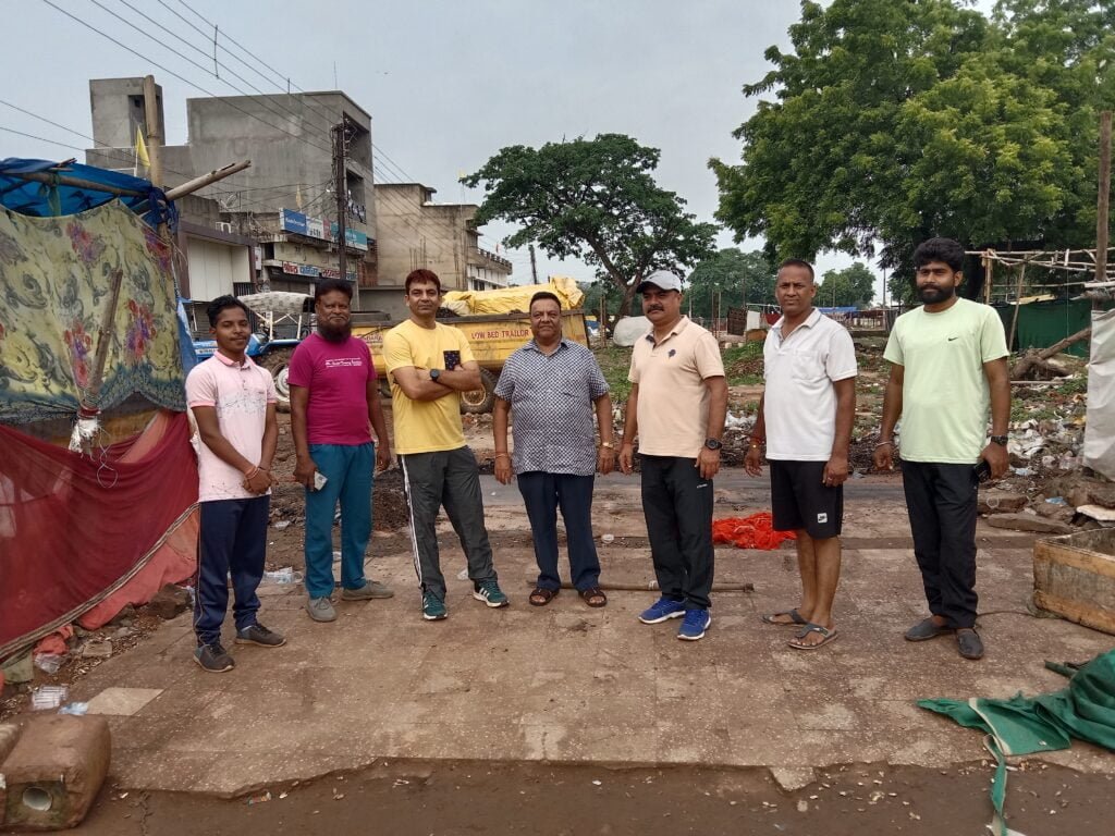 शहर के अंदर भट्टी-असामाजिक तत्वों का डेरा--<em>नगर पालिका ने शहर में चलाया विशेष स्वच्छता महाअभियान, 26 अगस्त को शराब भट्टी के सामने 20 ट्रिप डिस्पोजल एवं मलमा हटाया गया, पुलिस टीआई, आबकारी निरीक्षक एवं पत्रकार संगठनों के साथी भी रहे मौजूद, शराब भट्टी को शहर से बाहर करने उठी मांग</em>, छत्तीसगढ़ जनर्लिस्ट वेलफेयर यूनियन शक्ति जिला इकाई ने 25 अगस्त को करी थी उपरोक्त स्थल की सफाई कराने की मांग, मोहल्ले की महिलाओं ने सीएमओ से कहा- तत्काल हटवाये शराब दुकान kshititech