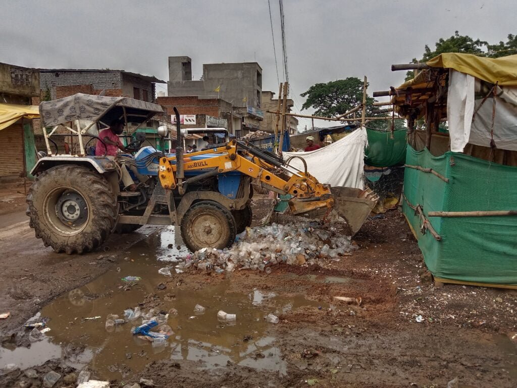 शहर के अंदर भट्टी-असामाजिक तत्वों का डेरा--<em>नगर पालिका ने शहर में चलाया विशेष स्वच्छता महाअभियान, 26 अगस्त को शराब भट्टी के सामने 20 ट्रिप डिस्पोजल एवं मलमा हटाया गया, पुलिस टीआई, आबकारी निरीक्षक एवं पत्रकार संगठनों के साथी भी रहे मौजूद, शराब भट्टी को शहर से बाहर करने उठी मांग</em>, छत्तीसगढ़ जनर्लिस्ट वेलफेयर यूनियन शक्ति जिला इकाई ने 25 अगस्त को करी थी उपरोक्त स्थल की सफाई कराने की मांग, मोहल्ले की महिलाओं ने सीएमओ से कहा- तत्काल हटवाये शराब दुकान kshititech