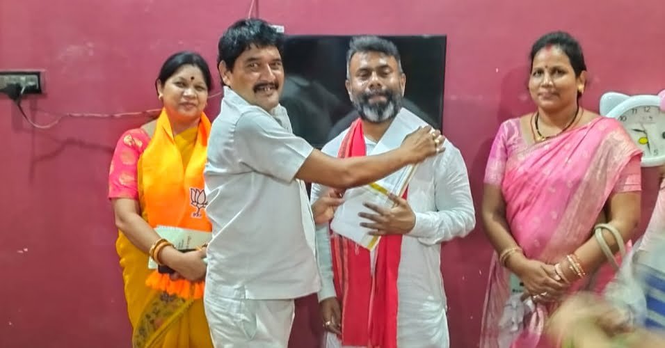 गोविंद के निवास पहुंचे विधायक जी-- <em>असम के विधायक रूप ज्योति कुर्मी ने देवांगन समाज के उपाध्यक्ष गोविंद देवांगन के निवास पर धार्मिक संगठनो के प्रमुखों के साथ किया भोजन, देवांगन परिवार ने किया विधायक जी का स्वागत, गोविंद ने कहा- माता कामाख्या देवी की पवित्र नगरी से पहुंचे आपका है अभिनंदन</em> गोविंद के निवास पहुंचे विधायक जी-- <em>असम के विधायक रूप ज्योति कुर्मी ने देवांगन समाज के उपाध्यक्ष गोविंद देवांगन के निवास पर धार्मिक संगठनो के प्रमुखों के साथ किया भोजन, देवांगन परिवार ने किया विधायक जी का स्वागत, गोविंद ने कहा- माता कामाख्या देवी की पवित्र नगरी से पहुंचे आपका है अभिनंदन</em> kshititech