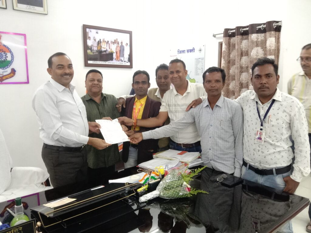<em>शक्ति की शराब दुकान को शहर से बाहर करने जनर्लिस्ट वेलफेयर यूनियन जिला इकाई सकती में कलेक्टर- एसपी सहित अधिकारियों को सौपा जिला संरक्षक श्यामसुंदर अग्रवाल एवं जिला अध्यक्ष रमेश चंद्र अग्रवाल के नेतृत्व में पहुंचे पदाधिकारी</em>, कलेक्टर नूपुर ने भी कहा--शीघ्र ही इस दिशा में वे करेंगी सकारात्मक पहल <em>शक्ति की शराब दुकान को शहर से बाहर करने जनर्लिस्ट वेलफेयर यूनियन जिला इकाई सकती में कलेक्टर- एसपी सहित अधिकारियों को सौपा जिला संरक्षक श्यामसुंदर अग्रवाल एवं जिला अध्यक्ष रमेश चंद्र अग्रवाल के नेतृत्व में पहुंचे पदाधिकारी</em>, कलेक्टर नूपुर ने भी कहा--शीघ्र ही इस दिशा में वे करेंगी सकारात्मक पहल kshititech