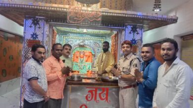 <em>थाना चौक स्थित सिद्ध श्री हनुमान मंदिर दरबार में पहुंचे शक्ति थाने के नए मुखिया, विवेक शर्मा ने चंद्रयान-3 की सफलता पर दी सभी को बधाई एवं हनुमान मंदिर परिवार के सदस्यों से करी मुलाकात</em> <em>थाना चौक स्थित सिद्ध श्री हनुमान मंदिर दरबार में पहुंचे शक्ति थाने के नए मुखिया, विवेक शर्मा ने चंद्रयान-3 की सफलता पर दी सभी को बधाई एवं हनुमान मंदिर परिवार के सदस्यों से करी मुलाकात</em> kshititech