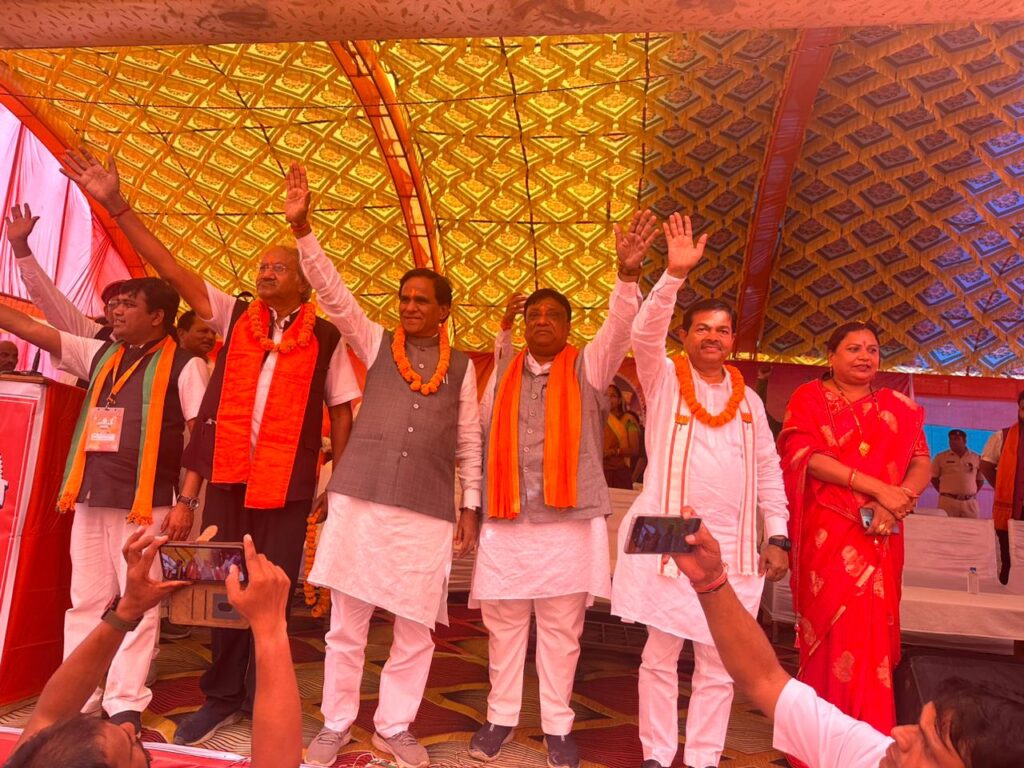 <em>चुनाव पूर्व भाजपा का बड़ा शक्ति प्रदर्शन-- बाराद्वार की परिवर्तन यात्रा में उमड़ा जन सैलाब, रेल राज्य मंत्री ने पाटिल कहा- अटल जी ने इसलिए बनाया था राज्य, की छत्तीसगढ़ का हो विकास,लेकिन वर्तमान कांग्रेस सरकार जनता को दे रही धोखा, पूर्व विधायक खिलावन साहू के नेतृत्व में सफल रही परिवर्तन यात्रा, पहली बार किसी रेल मंत्री का हुआ बाराद्वार में आगमन</em> <em>चुनाव पूर्व भाजपा का बड़ा शक्ति प्रदर्शन-- बाराद्वार की परिवर्तन यात्रा में उमड़ा जन सैलाब, रेल राज्य मंत्री ने पाटिल कहा- अटल जी ने इसलिए बनाया था राज्य, की छत्तीसगढ़ का हो विकास,लेकिन वर्तमान कांग्रेस सरकार जनता को दे रही धोखा, पूर्व विधायक खिलावन साहू के नेतृत्व में सफल रही परिवर्तन यात्रा, पहली बार किसी रेल मंत्री का हुआ बाराद्वार में आगमन</em> kshititech
