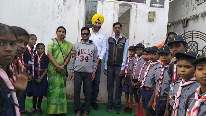 शिक्षा के क्षेत्र में जिले का गौरव पुष्पेंद्र--<em>सक्ति के सहायक शिक्षक पुष्पेंद्र कुमार कौशिक हुए महामहिम राज्यपाल एवं मुख्यमंत्री के हाथों शिक्षक दिवस पर राज भवन में सम्मानित, वर्ष 2016 में स्वयं के पैसे से विद्यालय में प्रोजेक्टर एवं लैपटॉप लगाकर करी थी स्मार्ट का क्लास की शुरुआत, स्काउटिंग के क्षेत्र में भी पुष्पेंद्र का है अमूल्य योगदान</em>, पुष्पेंद्र के अनुज भारतीय रेलवे में दे रहे हैं सेवाएं kshititech