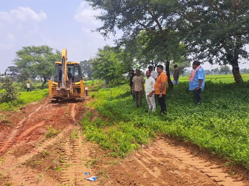 निर्माण कार्यों को लेकर संवेदनशील नगर पंचायत अड़भार-- <em>अड़भार में प्रारंभ हुआ स्वामी आत्मानंद अंग्रेजी माध्यम स्कूल का नया निर्माण कार्य, विधायक प्रतिनिधि,मुख्य नगर पालिका अधिकारी</em>,उपयंत्री मुजफ्फर हूसैन<em> ने किया निर्माण कार्य स्थल का निरीक्षण</em>, सीएमओ राय ने कहा-- समय सीमा में गुणवत्ता के साथ करें कार्य,विधायक प्रतिनिधि ज्योतिष गर्ग ने भी निर्माण एजेंसी को बेहतर कम करने के दिए निर्देश kshititech