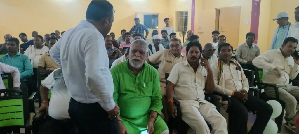 मंडी अध्यक्ष रूपनारायण साहू की सक्रियता-- <em>बाराद्वार में हुआ सूरज महंत के जन्मदिन का भव्य आयोजन,वरिष्ठ नेता गुलजार सिंह के निर्देश पर शक्ति मंडी अध्यक्ष रूपनारायण साहू ने किया कार्यक्रम,31 बूथों के कांग्रेस कार्यकर्ता जुटे कार्यक्रम में, मंडी अध्यक्ष रूपनारायण ने किया भद्रीपाली में 8 लाख की सीसी रोड का भूमि पूजन, ग्रामीणों ने कहा-- जहां पहले पैदल जाना दूभर था वहां अब महंत जी के प्रयास से बनेगी पक्की सड़क</em> मंडी अध्यक्ष रूपनारायण साहू की सक्रियता-- <em>बाराद्वार में हुआ सूरज महंत के जन्मदिन का भव्य आयोजन,वरिष्ठ नेता गुलजार सिंह के निर्देश पर शक्ति मंडी अध्यक्ष रूपनारायण साहू ने किया कार्यक्रम,31 बूथों के कांग्रेस कार्यकर्ता जुटे कार्यक्रम में, मंडी अध्यक्ष रूपनारायण ने किया भद्रीपाली में 8 लाख की सीसी रोड का भूमि पूजन, ग्रामीणों ने कहा-- जहां पहले पैदल जाना दूभर था वहां अब महंत जी के प्रयास से बनेगी पक्की सड़क</em> kshititech