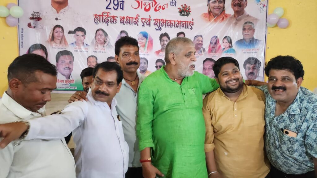 मंडी अध्यक्ष रूपनारायण साहू की सक्रियता-- <em>बाराद्वार में हुआ सूरज महंत के जन्मदिन का भव्य आयोजन,वरिष्ठ नेता गुलजार सिंह के निर्देश पर शक्ति मंडी अध्यक्ष रूपनारायण साहू ने किया कार्यक्रम,31 बूथों के कांग्रेस कार्यकर्ता जुटे कार्यक्रम में, मंडी अध्यक्ष रूपनारायण ने किया भद्रीपाली में 8 लाख की सीसी रोड का भूमि पूजन, ग्रामीणों ने कहा-- जहां पहले पैदल जाना दूभर था वहां अब महंत जी के प्रयास से बनेगी पक्की सड़क</em> मंडी अध्यक्ष रूपनारायण साहू की सक्रियता-- <em>बाराद्वार में हुआ सूरज महंत के जन्मदिन का भव्य आयोजन,वरिष्ठ नेता गुलजार सिंह के निर्देश पर शक्ति मंडी अध्यक्ष रूपनारायण साहू ने किया कार्यक्रम,31 बूथों के कांग्रेस कार्यकर्ता जुटे कार्यक्रम में, मंडी अध्यक्ष रूपनारायण ने किया भद्रीपाली में 8 लाख की सीसी रोड का भूमि पूजन, ग्रामीणों ने कहा-- जहां पहले पैदल जाना दूभर था वहां अब महंत जी के प्रयास से बनेगी पक्की सड़क</em> kshititech