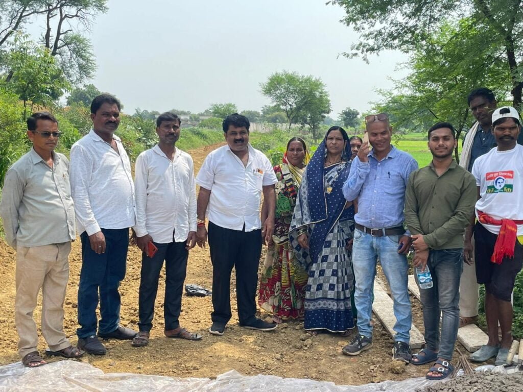 मंडी अध्यक्ष रूपनारायण साहू की सक्रियता-- <em>बाराद्वार में हुआ सूरज महंत के जन्मदिन का भव्य आयोजन,वरिष्ठ नेता गुलजार सिंह के निर्देश पर शक्ति मंडी अध्यक्ष रूपनारायण साहू ने किया कार्यक्रम,31 बूथों के कांग्रेस कार्यकर्ता जुटे कार्यक्रम में, मंडी अध्यक्ष रूपनारायण ने किया भद्रीपाली में 8 लाख की सीसी रोड का भूमि पूजन, ग्रामीणों ने कहा-- जहां पहले पैदल जाना दूभर था वहां अब महंत जी के प्रयास से बनेगी पक्की सड़क</em> मंडी अध्यक्ष रूपनारायण साहू की सक्रियता-- <em>बाराद्वार में हुआ सूरज महंत के जन्मदिन का भव्य आयोजन,वरिष्ठ नेता गुलजार सिंह के निर्देश पर शक्ति मंडी अध्यक्ष रूपनारायण साहू ने किया कार्यक्रम,31 बूथों के कांग्रेस कार्यकर्ता जुटे कार्यक्रम में, मंडी अध्यक्ष रूपनारायण ने किया भद्रीपाली में 8 लाख की सीसी रोड का भूमि पूजन, ग्रामीणों ने कहा-- जहां पहले पैदल जाना दूभर था वहां अब महंत जी के प्रयास से बनेगी पक्की सड़क</em> kshititech