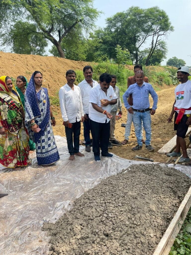 मंडी अध्यक्ष रूपनारायण साहू की सक्रियता-- <em>बाराद्वार में हुआ सूरज महंत के जन्मदिन का भव्य आयोजन,वरिष्ठ नेता गुलजार सिंह के निर्देश पर शक्ति मंडी अध्यक्ष रूपनारायण साहू ने किया कार्यक्रम,31 बूथों के कांग्रेस कार्यकर्ता जुटे कार्यक्रम में, मंडी अध्यक्ष रूपनारायण ने किया भद्रीपाली में 8 लाख की सीसी रोड का भूमि पूजन, ग्रामीणों ने कहा-- जहां पहले पैदल जाना दूभर था वहां अब महंत जी के प्रयास से बनेगी पक्की सड़क</em> मंडी अध्यक्ष रूपनारायण साहू की सक्रियता-- <em>बाराद्वार में हुआ सूरज महंत के जन्मदिन का भव्य आयोजन,वरिष्ठ नेता गुलजार सिंह के निर्देश पर शक्ति मंडी अध्यक्ष रूपनारायण साहू ने किया कार्यक्रम,31 बूथों के कांग्रेस कार्यकर्ता जुटे कार्यक्रम में, मंडी अध्यक्ष रूपनारायण ने किया भद्रीपाली में 8 लाख की सीसी रोड का भूमि पूजन, ग्रामीणों ने कहा-- जहां पहले पैदल जाना दूभर था वहां अब महंत जी के प्रयास से बनेगी पक्की सड़क</em> kshititech