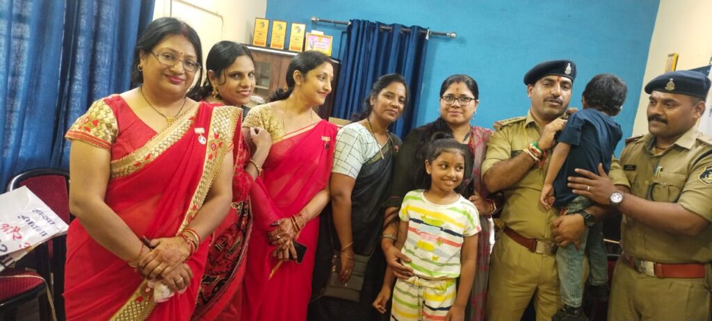 बहनों ने पुलिस थाने में मनाया रक्षाबंधन का पर्व-- <em>अखिल भारतीय मारवाड़ी महिला सम्मेलन नैला- जांजगीर शाखा ने रक्षाबंधन पर्व पर पुलिस के भाइयों को बांधी राखी, खिलाई मिठाइयां, रेखा अग्रवाल ने कहा- कोरोना कल में भी पुलिस की सेवाएं हम सभी के लिए अविस्मरणीय</em>, पुलिस के भाइयों ने भी करी बहनों की लंबी उम्र की कामना बहनों ने पुलिस थाने में मनाया रक्षाबंधन का पर्व-- <em>अखिल भारतीय मारवाड़ी महिला सम्मेलन नैला- जांजगीर शाखा ने रक्षाबंधन पर्व पर पुलिस के भाइयों को बांधी राखी, खिलाई मिठाइयां, रेखा अग्रवाल ने कहा- कोरोना कल में भी पुलिस की सेवाएं हम सभी के लिए अविस्मरणीय</em>, पुलिस के भाइयों ने भी करी बहनों की लंबी उम्र की कामना kshititech