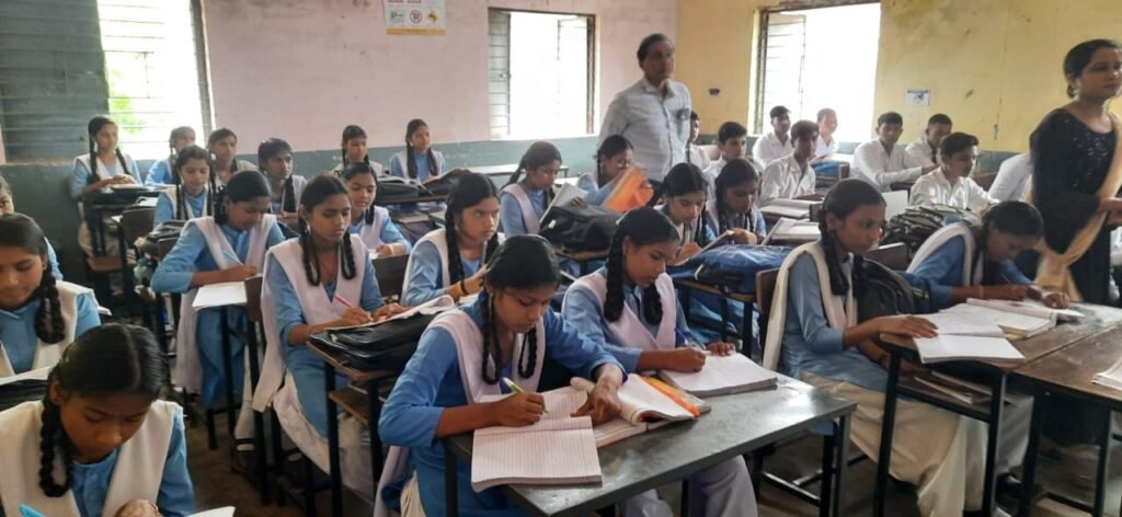 <em>प्राचार्य डॉ निर्मल कुमार अग्रवाल की अनुकरणीय पहल-विद्यालय में प्रारंभ की चाइल्ड- मदर टीचर योजना, शिक्षकों के सहयोग से नवाचार के माध्यम से शिक्षा को बनाया जाएगा और बेहतर, विद्यालय के बच्चों को मेरिट सूची में लाने होगा विशेष प्रयास, शिक्षा के क्षेत्र में उत्कृष्ट कार्यो के लिए डॉ. निर्मल हो चुके हैं अनेकों बार सम्मानित</em> kshititech