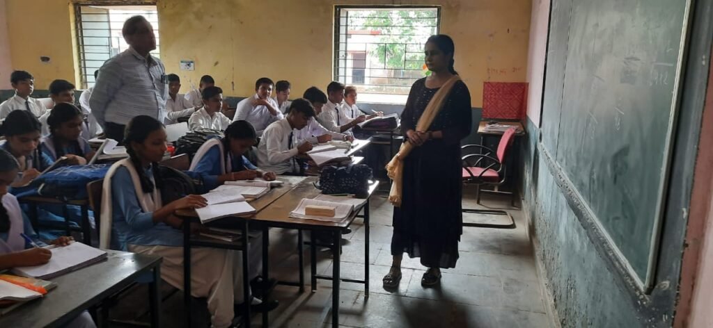 <em>प्राचार्य डॉ निर्मल कुमार अग्रवाल की अनुकरणीय पहल-विद्यालय में प्रारंभ की चाइल्ड- मदर टीचर योजना, शिक्षकों के सहयोग से नवाचार के माध्यम से शिक्षा को बनाया जाएगा और बेहतर, विद्यालय के बच्चों को मेरिट सूची में लाने होगा विशेष प्रयास, शिक्षा के क्षेत्र में उत्कृष्ट कार्यो के लिए डॉ. निर्मल हो चुके हैं अनेकों बार सम्मानित</em> kshititech