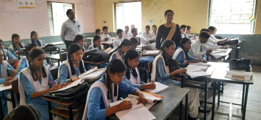 <em>प्राचार्य डॉ निर्मल कुमार अग्रवाल की अनुकरणीय पहल-विद्यालय में प्रारंभ की चाइल्ड- मदर टीचर योजना, शिक्षकों के सहयोग से नवाचार के माध्यम से शिक्षा को बनाया जाएगा और बेहतर, विद्यालय के बच्चों को मेरिट सूची में लाने होगा विशेष प्रयास, शिक्षा के क्षेत्र में उत्कृष्ट कार्यो के लिए डॉ. निर्मल हो चुके हैं अनेकों बार सम्मानित</em> kshititech