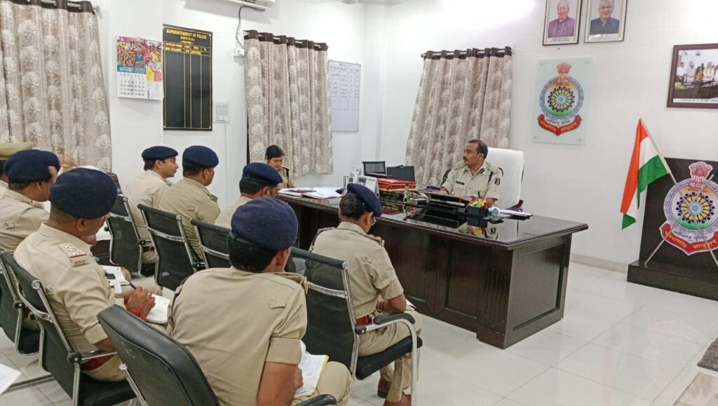 पावरफुल हो गई सकती पुलिस--<em>पदोन्नति मिलते साथ फुल पावर में एसपी साहब-- जिले के थाना प्रभा</em>रि<em>यो की मीटिंग लेकर </em>कहा-<em>जिले में लघु अधिनियम के अंतर्गत हो बाउंड ओवर की कार्रवाई, यातायात के भी दर्ज करें अधिक से अधिक मामले, पुलिस अनुशासन में रहे</em>,<em> व्यवहार अच्छा करो</em>, जिले में अपराधियों की आएगी शामत पावरफुल हो गई सकती पुलिस--<em>पदोन्नति मिलते साथ फुल पावर में एसपी साहब-- जिले के थाना प्रभा</em>रि<em>यो की मीटिंग लेकर </em>कहा-<em>जिले में लघु अधिनियम के अंतर्गत हो बाउंड ओवर की कार्रवाई, यातायात के भी दर्ज करें अधिक से अधिक मामले, पुलिस अनुशासन में रहे</em>,<em> व्यवहार अच्छा करो</em>, जिले में अपराधियों की आएगी शामत kshititech
