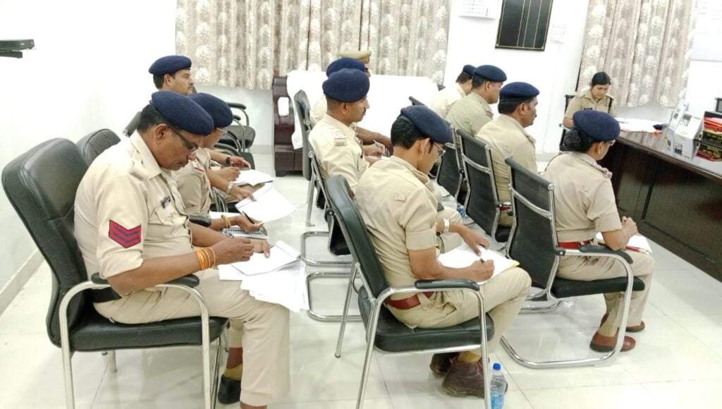पावरफुल हो गई सकती पुलिस--<em>पदोन्नति मिलते साथ फुल पावर में एसपी साहब-- जिले के थाना प्रभा</em>रि<em>यो की मीटिंग लेकर </em>कहा-<em>जिले में लघु अधिनियम के अंतर्गत हो बाउंड ओवर की कार्रवाई, यातायात के भी दर्ज करें अधिक से अधिक मामले, पुलिस अनुशासन में रहे</em>,<em> व्यवहार अच्छा करो</em>, जिले में अपराधियों की आएगी शामत पावरफुल हो गई सकती पुलिस--<em>पदोन्नति मिलते साथ फुल पावर में एसपी साहब-- जिले के थाना प्रभा</em>रि<em>यो की मीटिंग लेकर </em>कहा-<em>जिले में लघु अधिनियम के अंतर्गत हो बाउंड ओवर की कार्रवाई, यातायात के भी दर्ज करें अधिक से अधिक मामले, पुलिस अनुशासन में रहे</em>,<em> व्यवहार अच्छा करो</em>, जिले में अपराधियों की आएगी शामत kshititech