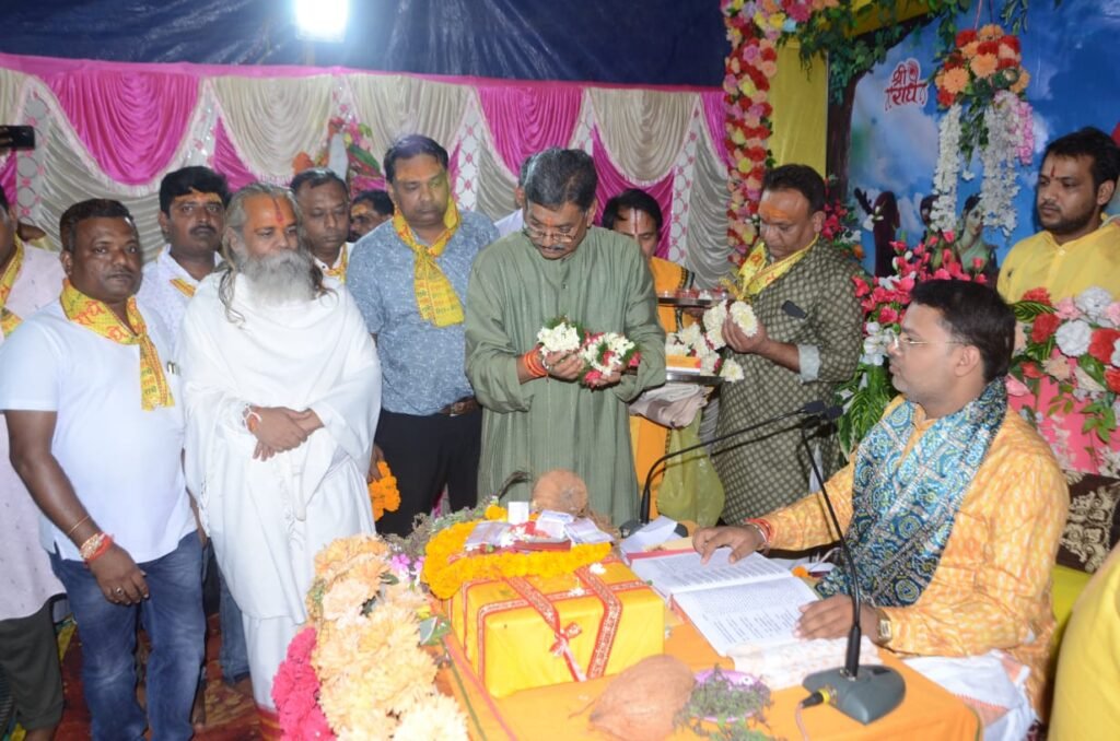 महंत जी की धार्मिक आस्था-- <em>बाराद्वार में चल रही श्रीमद् भागवत कथा में पहुंचे विधानसभा अध्यक्ष महंत-- पंडित आशुतोष शर्मा से लिया आशीर्वाद एवं कहा- ईश्वर की भक्ति एवं भागवत कथा के श्रवण से मनुष्य होता है सत्कर्म के रास्ते पर अग्रसर, गौ सेवा आयोग के अध्यक्ष महंत रामसुंदर दास भी रहे मौजूद</em>, प्रेस क्लब बाराद्वार के अध्यक्ष सुनील जिंदल ने दी जानकारी kshititech