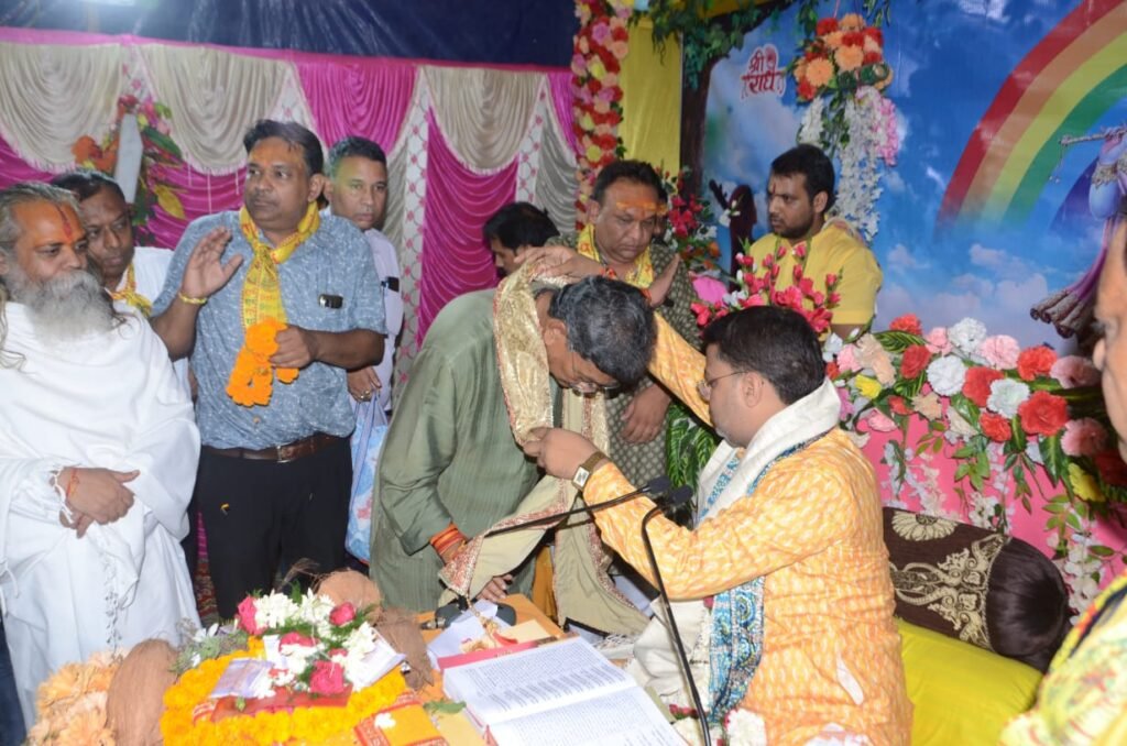 महंत जी की धार्मिक आस्था-- <em>बाराद्वार में चल रही श्रीमद् भागवत कथा में पहुंचे विधानसभा अध्यक्ष महंत-- पंडित आशुतोष शर्मा से लिया आशीर्वाद एवं कहा- ईश्वर की भक्ति एवं भागवत कथा के श्रवण से मनुष्य होता है सत्कर्म के रास्ते पर अग्रसर, गौ सेवा आयोग के अध्यक्ष महंत रामसुंदर दास भी रहे मौजूद</em>, प्रेस क्लब बाराद्वार के अध्यक्ष सुनील जिंदल ने दी जानकारी kshititech