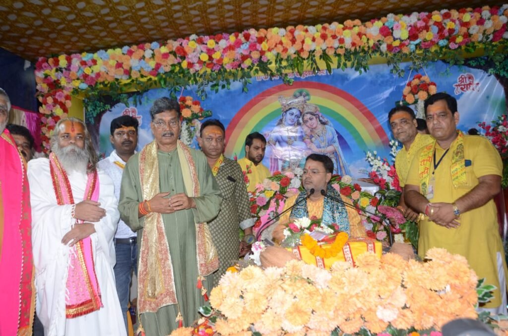 महंत जी की धार्मिक आस्था-- <em>बाराद्वार में चल रही श्रीमद् भागवत कथा में पहुंचे विधानसभा अध्यक्ष महंत-- पंडित आशुतोष शर्मा से लिया आशीर्वाद एवं कहा- ईश्वर की भक्ति एवं भागवत कथा के श्रवण से मनुष्य होता है सत्कर्म के रास्ते पर अग्रसर, गौ सेवा आयोग के अध्यक्ष महंत रामसुंदर दास भी रहे मौजूद</em>, प्रेस क्लब बाराद्वार के अध्यक्ष सुनील जिंदल ने दी जानकारी kshititech