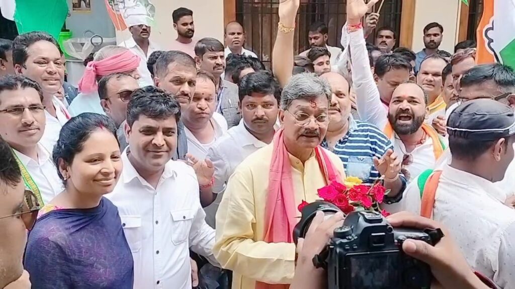कांग्रेस का मिशन शक्ति जिला-- <em>विधानसभा अध्यक्ष महंत ने कहा--कांग्रेस कार्यकर्ताओं की निष्ठा एवं समर्पण भावना ही हमारी पार्टी की सबसे बड़ी ताकत, आने वाले चुनाव में रिकॉर्ड सीटों से होगी कांग्रेस की जीत, बाराद्वार में हाथ जोड़ो यात्रा के समापन में पहुंचे विधानसभा अध्यक्ष महंत, कांग्रेस ने किया बड़ा शक्ति प्रदर्शन</em>, चुनाव पूर्व जिले के बड़ी संख्या में एक मंच पर जुटे कांग्रेस के नेता कांग्रेस का मिशन शक्ति जिला-- <em>विधानसभा अध्यक्ष महंत ने कहा--कांग्रेस कार्यकर्ताओं की निष्ठा एवं समर्पण भावना ही हमारी पार्टी की सबसे बड़ी ताकत, आने वाले चुनाव में रिकॉर्ड सीटों से होगी कांग्रेस की जीत, बाराद्वार में हाथ जोड़ो यात्रा के समापन में पहुंचे विधानसभा अध्यक्ष महंत, कांग्रेस ने किया बड़ा शक्ति प्रदर्शन</em>, चुनाव पूर्व जिले के बड़ी संख्या में एक मंच पर जुटे कांग्रेस के नेता kshititech