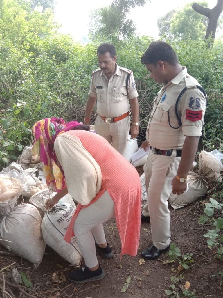 <em>महुआ शराब की भट्टी को शक्ति पुलिस ने किया नेस्तानाबूद, 500 लीटर से अधिक अवैध महुआ शराब हुई जप्त, शक्ति पुलिस की बड़ी कार्रवाई</em>, गांव में नदी के पास संचालित हो रही थी अवैध महुआ शराब की भट्टी,एसपी एवं एसडीओ पुलिस के मार्गदर्शन में टीआई विवेक शर्मा की छापामार करवाई <em>महुआ शराब की भट्टी को शक्ति पुलिस ने किया नेस्तानाबूद, 500 लीटर से अधिक अवैध महुआ शराब हुई जप्त, शक्ति पुलिस की बड़ी कार्रवाई</em>, गांव में नदी के पास संचालित हो रही थी अवैध महुआ शराब की भट्टी,एसपी एवं एसडीओ पुलिस के मार्गदर्शन में टीआई विवेक शर्मा की छापामार करवाई kshititech
