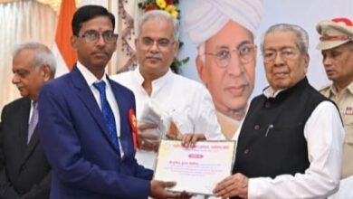 शिक्षा के क्षेत्र में जिले का गौरव पुष्पेंद्र--<em>सक्ति के सहायक शिक्षक पुष्पेंद्र कुमार कौशिक हुए महामहिम राज्यपाल एवं मुख्यमंत्री के हाथों शिक्षक दिवस पर राज भवन में सम्मानित, वर्ष 2016 में स्वयं के पैसे से विद्यालय में प्रोजेक्टर एवं लैपटॉप लगाकर करी थी स्मार्ट का क्लास की शुरुआत, स्काउटिंग के क्षेत्र में भी पुष्पेंद्र का है अमूल्य योगदान</em>, पुष्पेंद्र के अनुज भारतीय रेलवे में दे रहे हैं सेवाएं kshititech